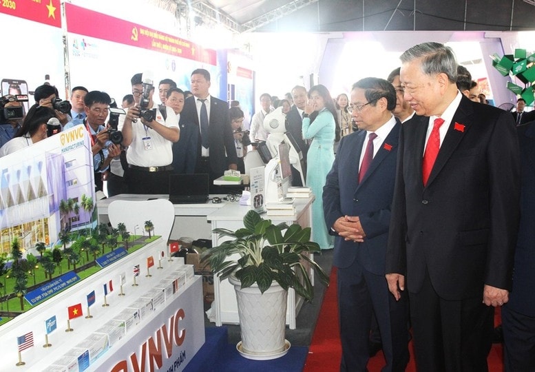 Tổng Bí thư Tô Lâm, Thủ tướng Phạm Minh Chính tham quan Triển lãm “Sản phẩm công nghệ chiến lược quốc gia tại TP. Hồ Chí Minh” - Ảnh: VGP