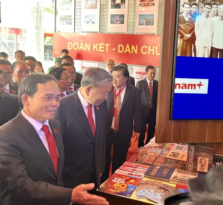 Bí thư Thành ủy TP. Hồ Chí Minh Trần Lưu Quang giới thiệu với Tổng Bí thư Tô Lâm về Triển lãm Thành tựu Báo chí - Xuất bản- Ảnh: VGP