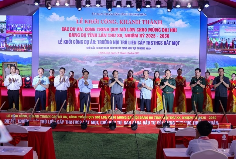  Thủ tướng Phạm Minh Chính và các đại biểu thực hiện nghi thức khởi công trường nội trú liên cấp tiểu học – trung học cơ sở tại xã miền núi Bát Mọt - Ảnh: VGP/Nhật Bắc