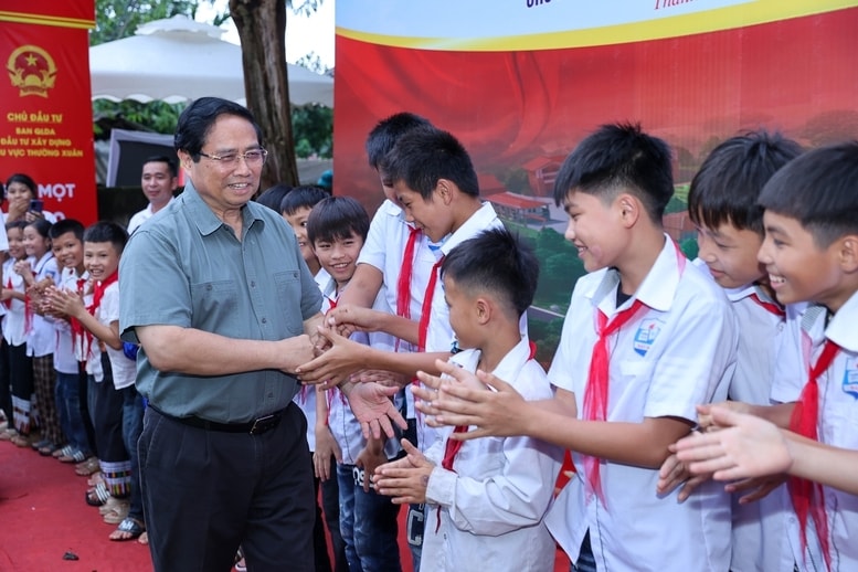 Thủ tướng Phạm Minh Chính và các em học sinh xã miền núi Bát Mọt - Ảnh: VGP/Nhật Bắc