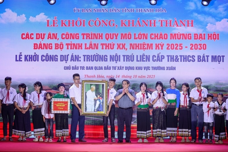 Thủ tướng Phạm Minh Chính trao bức tranh 
