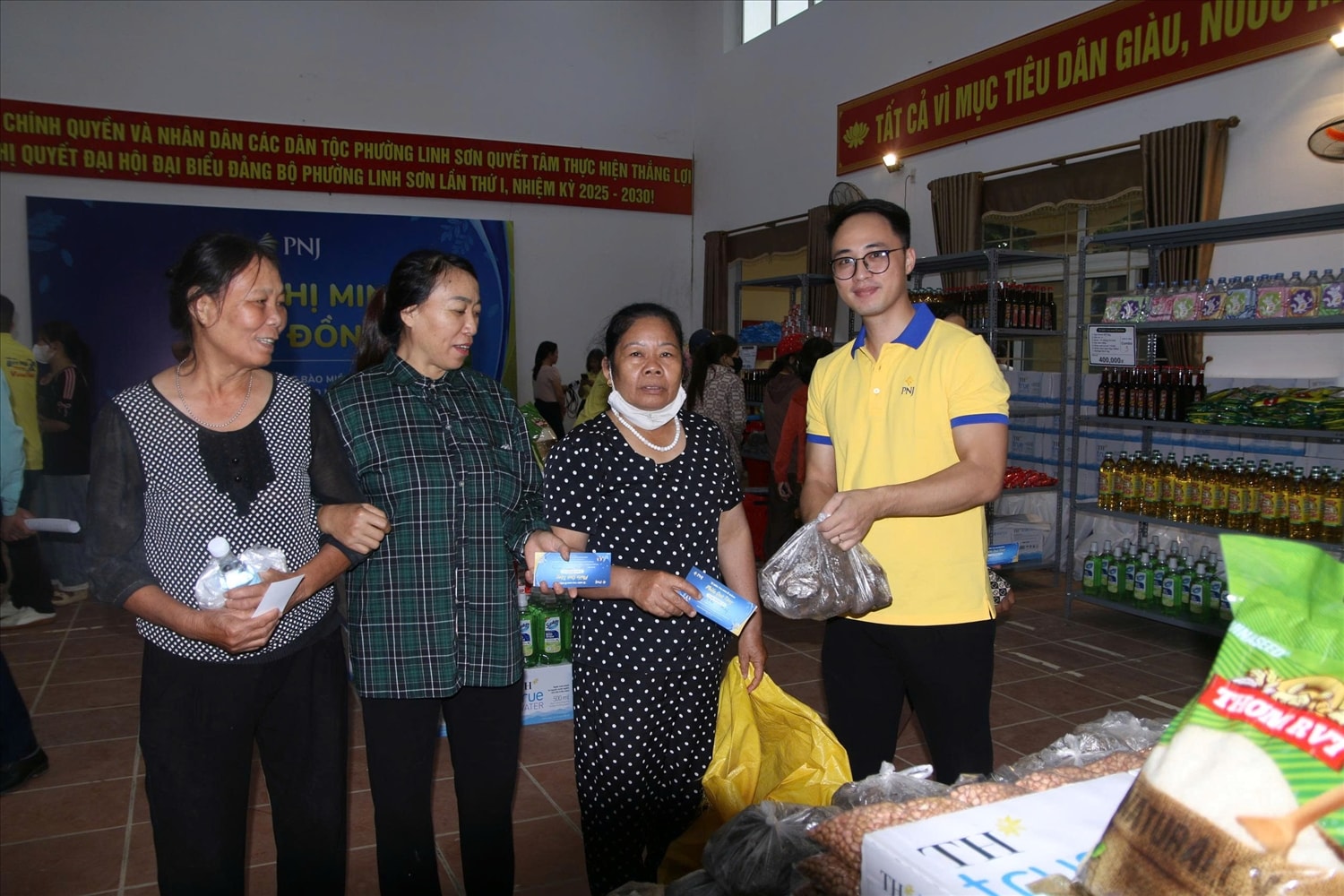 Bà con phường Linh Sơn bị ảnh hưởng bởi ngập lụt được đơn vị tài trợ phát nhu yếu phẩm thiết yếu. Bà con phường Linh Sơn bị ảnh hưởng bởi ngập lụt được đơn vị tài trợ phát nhu yếu phẩm thiết yếu.