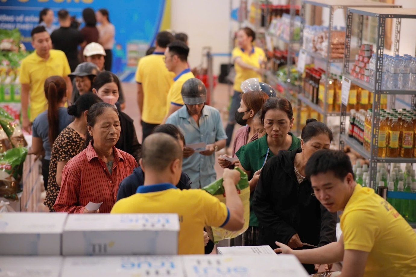 “Siêu thị mini 0 đồng” – nơi trao gửi không chỉ nhu yếu phẩm thiết yếu mà gom góp yêu thương của tình dân tộc, nghĩa đồng bào, đã được PNJ “kích hoạt” ở Thái Nguyên. “Siêu thị mini 0 đồng” – nơi trao gửi không chỉ nhu yếu phẩm thiết yếu mà gom góp yêu thương của tình dân tộc, nghĩa đồng bào, đã được PNJ “kích hoạt” ở Thái Nguyên.