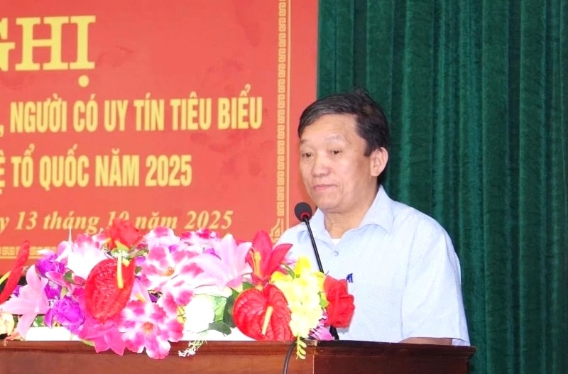 Ông Lầu Minh Pó - Người có uy tín bản Pù Toong, xã Pù Nhi phát biểu tại buổi gặp mặt