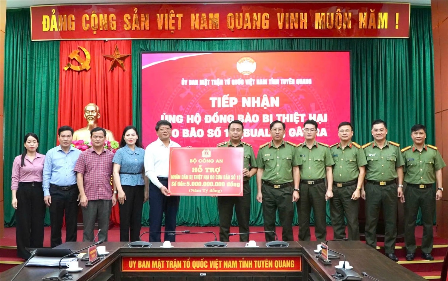 Ban Thường trực Ủy ban MTTQ Việt Nam tỉnh Tuyên Quang tiếp nhận hỗ trợ từ Bộ Công an