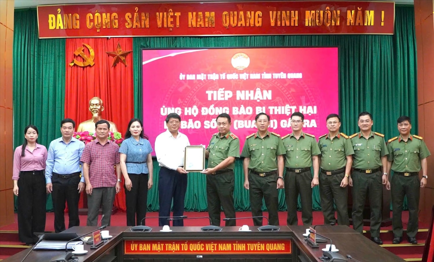 Ông Hà Trung Kiên, Phó Chủ tịch Thường trực Ủy ban MTTQ Việt Nam tỉnh Tuyên Quang trao thư cảm ơn cho Bộ Công an
