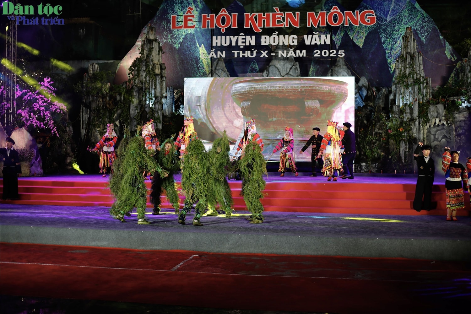 Tái hiện lễ cúng rừng của người Lô Lô – nghi lễ gắn với tín ngưỡng bảo vệ rừng và cộng đồng sinh tồn trên Cao nguyên đá. Ảnh: Vũ Mừng