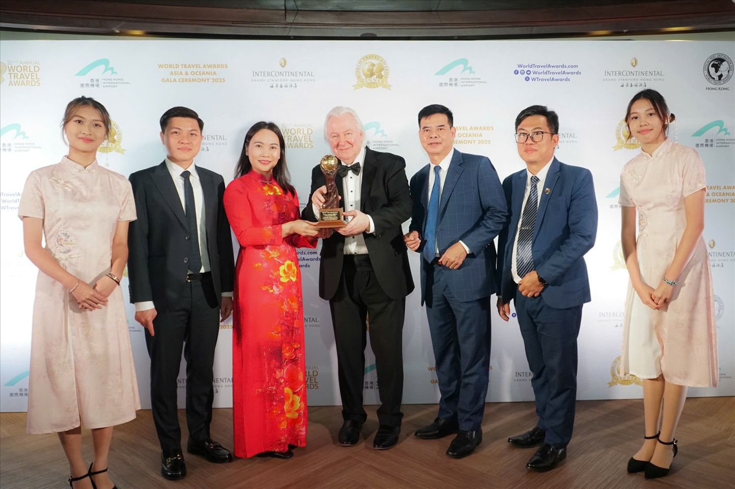 Đại diện tỉnh Tuyên Quang nhận giải thưởng của Tổ chức Giải thưởng Du lịch Thế giới. Ảnh: Ban Tổ chức