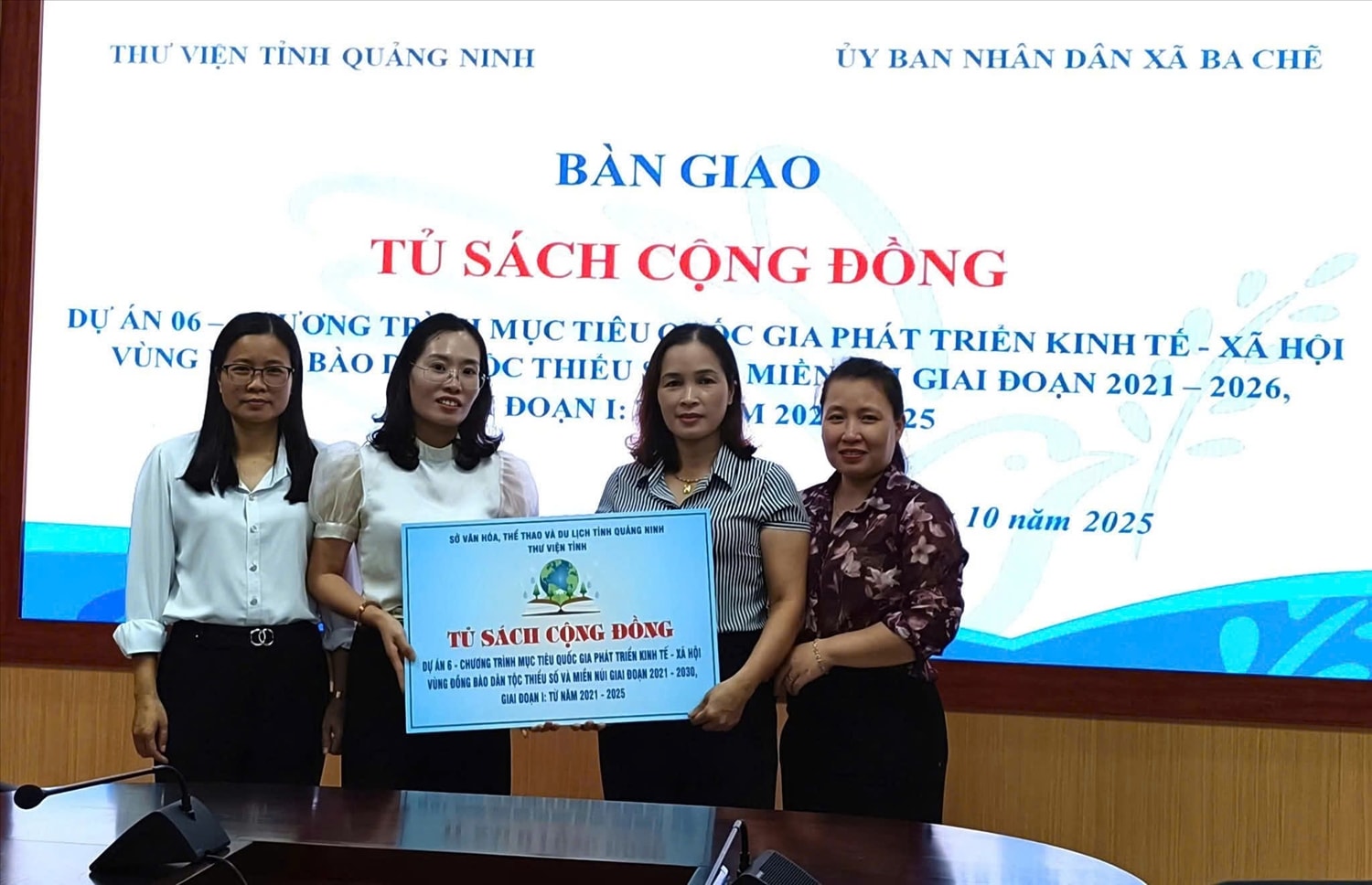 Bàn giao tủ sách cộng đồng tại xã vùng cao Ba Chẽ (Quảng Ninh). Ảnh: Mỹ Dung Bàn giao tủ sách cộng đồng tại xã vùng cao Ba Chẽ (Quảng Ninh). Ảnh: Mỹ Dung