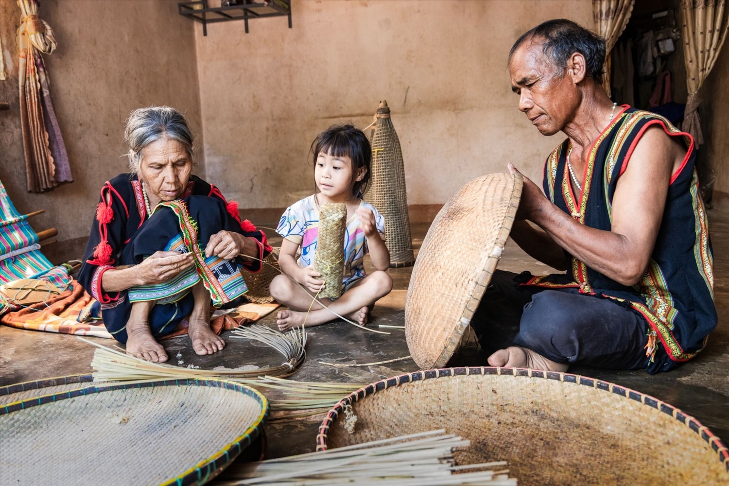Vợ chồng nghệ nhân A Tút và Y Pluh miệt mài giữ nghề truyền thống của người Xơ Đăng. (Ảnh: Ngọc Chí) 