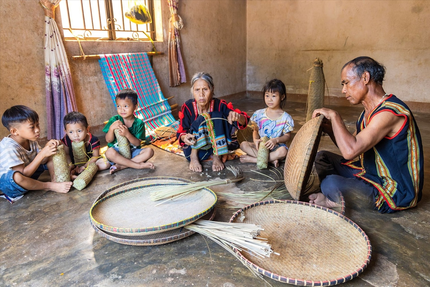 Con cháu luôn tự hào về nghề truyền thống mà vợ chồng nghệ nhân A Tút và Y Pluh đang gìn giữ. (Ảnh: Ngọc Chí) 