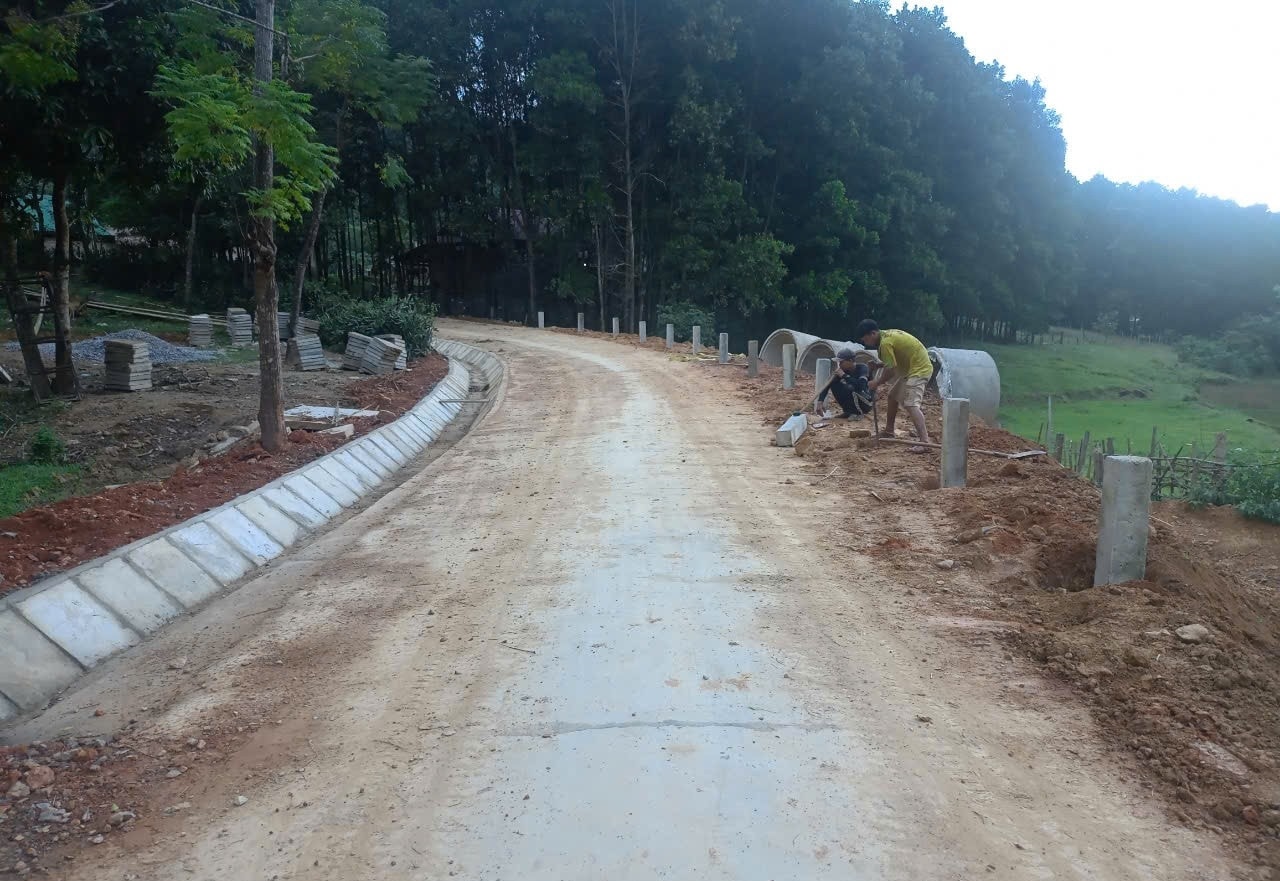 Tuyến đường nội bản Búng và Co Phạt đã được xây dựng đáp ứng nhu cầu đi lại của bà con - Ảnh: T.H
