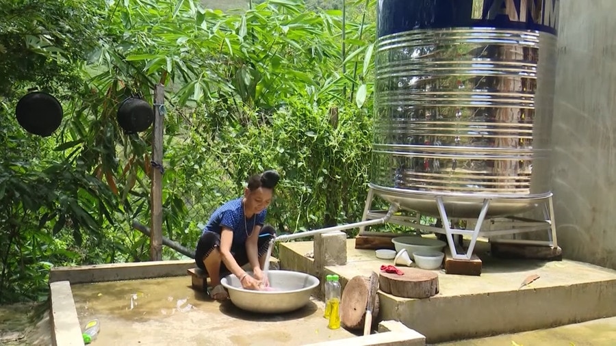 Hiện 97,8% hộ DTTS trên địa bàn tỉnh Sơn La được c sử dụng nước sinh hoạt hợp vệ sinh. (Trong ảnh: Đồng bào La Ha ở bản Huổi Lẹ, xã Chiềng Lao được hỗ trợ téc nước từ vốn Chương trình MTQG 1719)