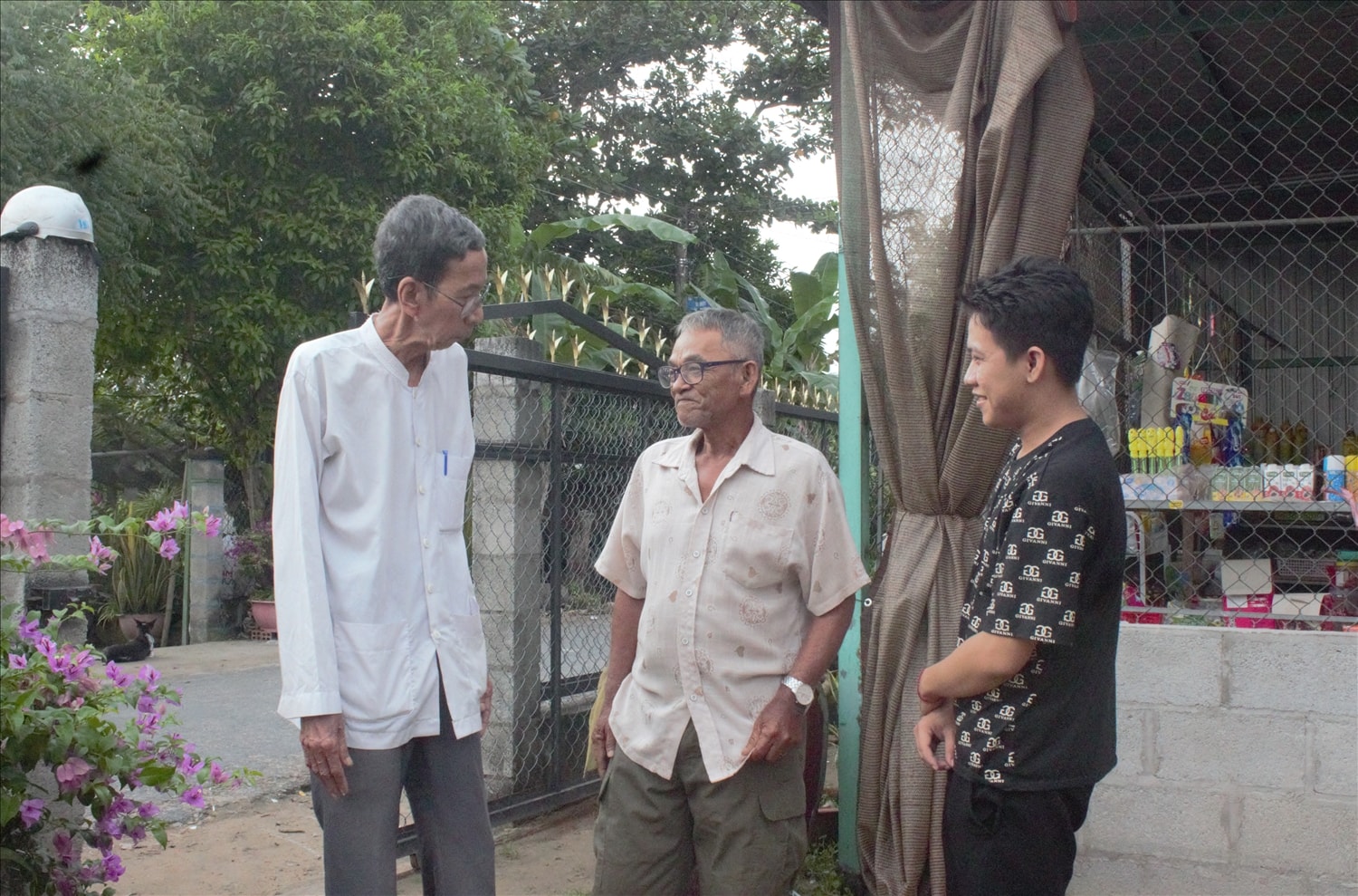 Ông Chau Kim Sa Ry (ngoài cùng bên trái) đến vận động đồng bào Khmer tại ấp thực hiện tốt chủ trương, chính sách của Đảng, Nhà nước
