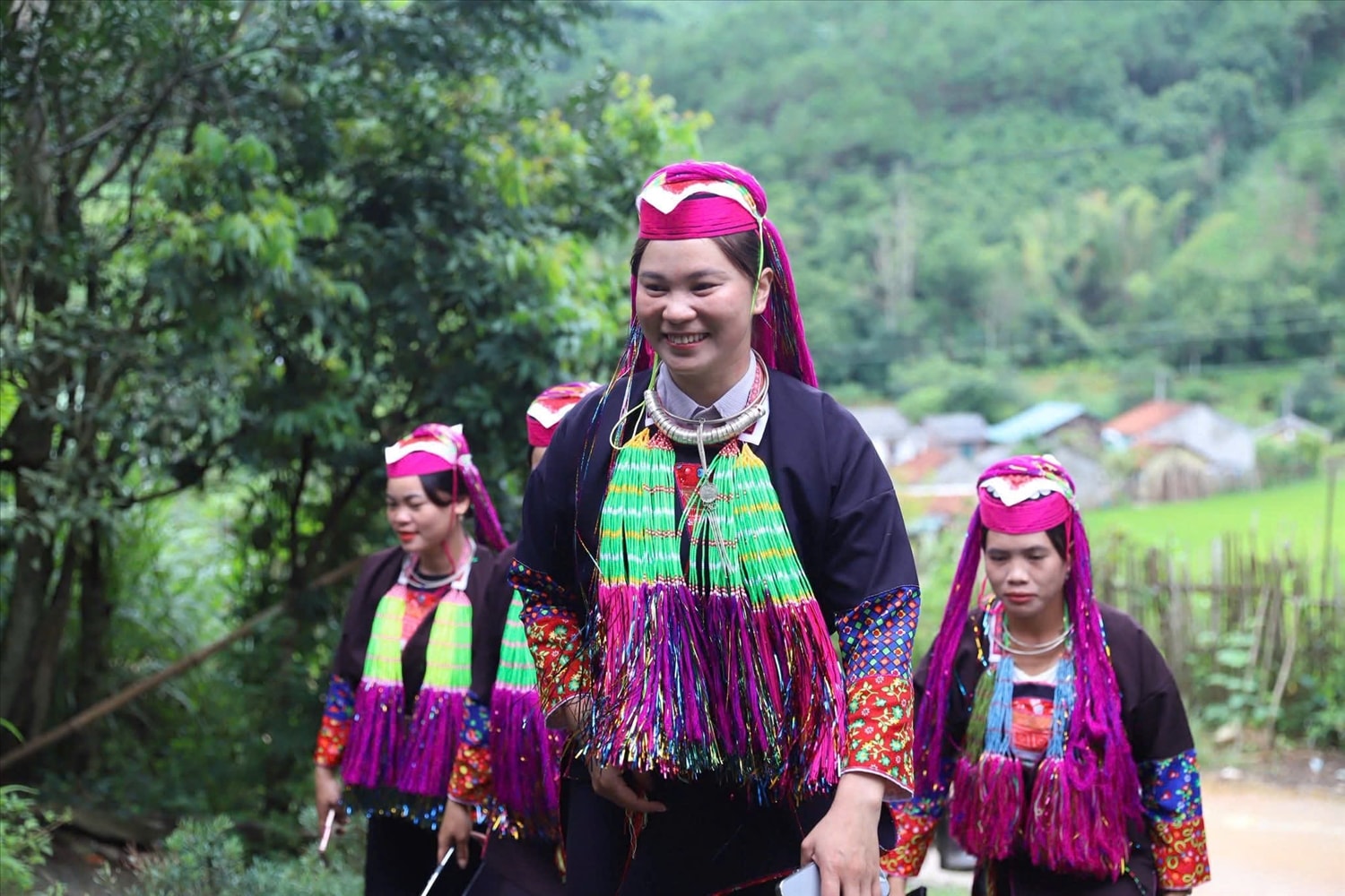 Bí thư trẻ Choỏng Thị Hoa trở thành hình mẫu đẹp của lớp cán bộ trẻ vùng cao  tận tụy, gần dân và đầy khát vọng. Ảnh: H.G