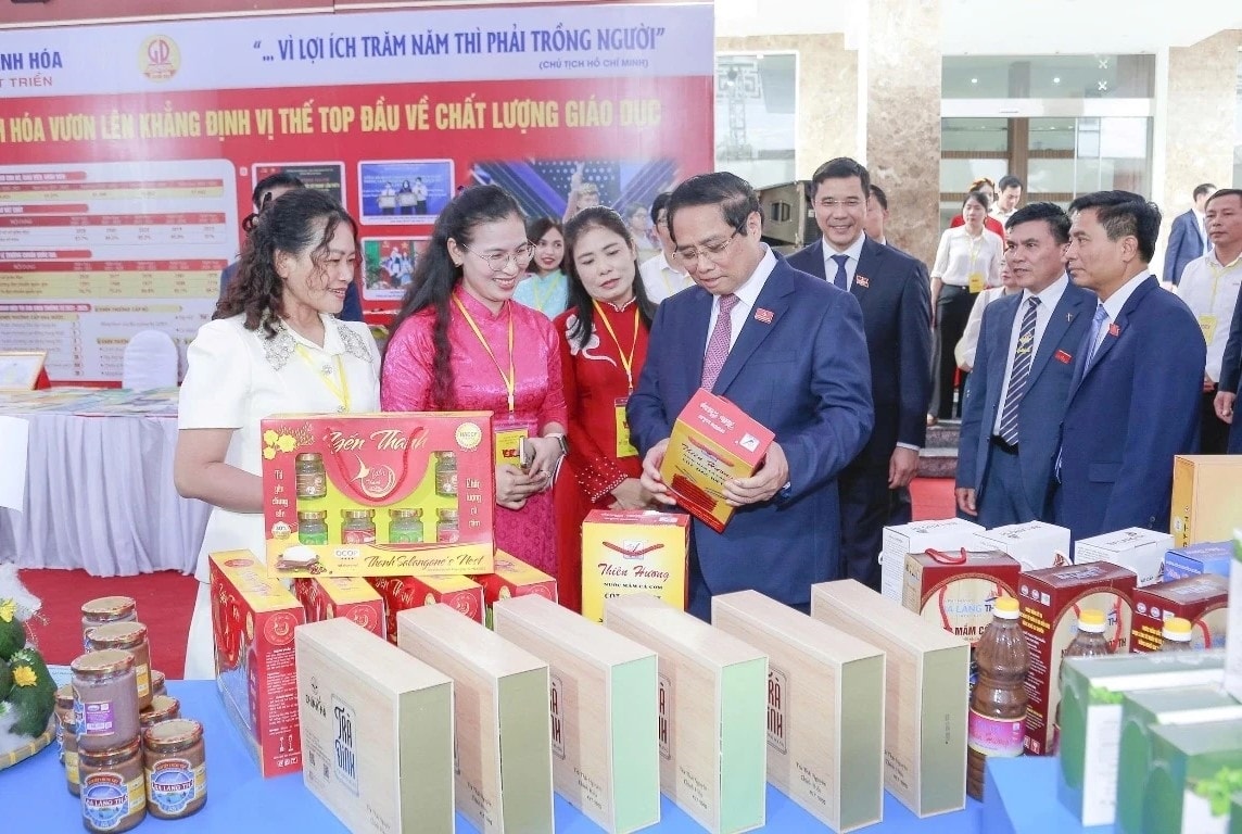 Thủ tướng Chính phủ Phạm Minh Chính và các đại biểu tham quan gian hàng tại Triển lãm thành tựu kinh tế - xã hội tỉnh Thanh Hóa, giai đoạn 2020-2025