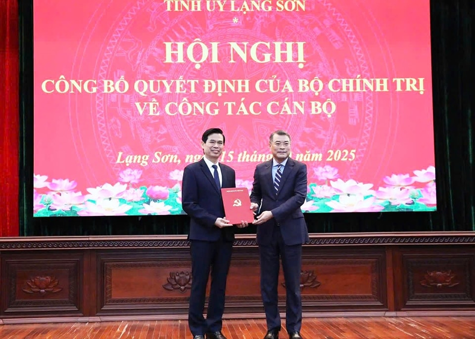 Ông Lê Minh Hưng (bên phải) trao quyết định của Bộ Chính trị cho ông Hoàng Quốc Khánh. Ảnh: Vũ Đạt