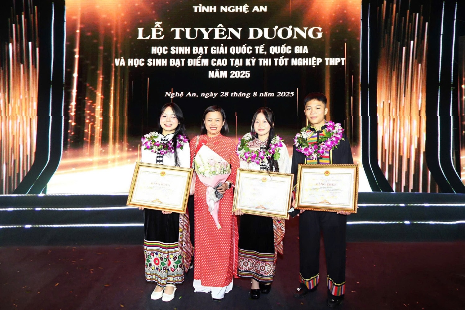 Nam sinh Lang Đức Bằng (ngoài cùng, bên phải) trong Lễ tuyên dương (Ảnh: NVCC)