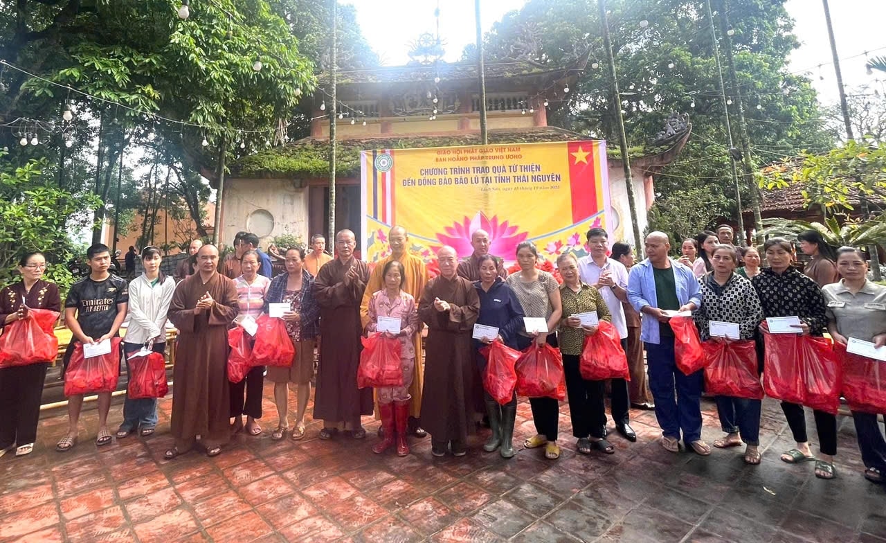 GHPGVN TP. Hà Nội trao hơn 200 phần quà cứu trợ cho các hộ dân trên địa bàn phường Linh Sơn, tỉnh Thái Nguyên bị thiệt hại nặng trong đợt lũ vừa qua.