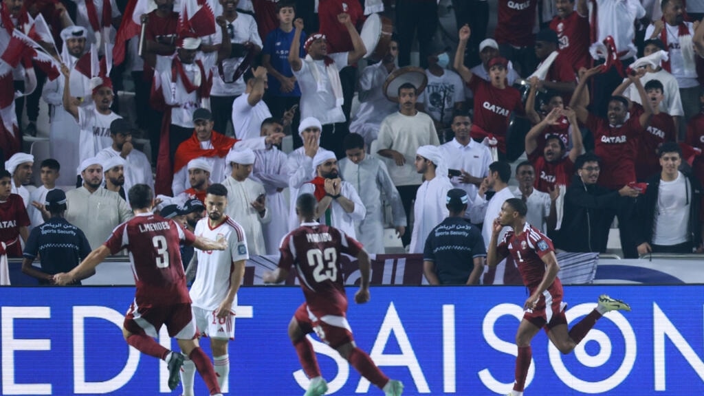 Qatar thắng United Arab Emirates (UAE) 2-1 trong trận quyết định tấm vé tham dự World Cup 2026 (Ảnh IT)