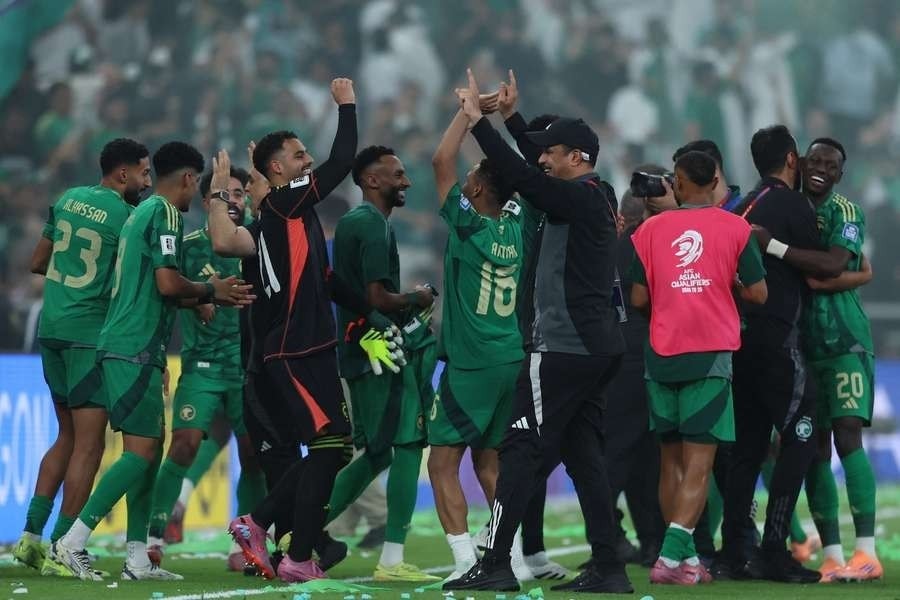 Các cầu thủ Saudi Arabia ăn mừng khi giành vé dự World Cup 2026 (Ảnh IT)