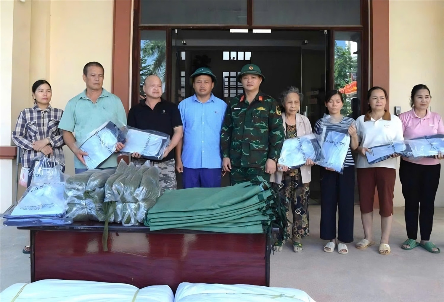 Lãnh đạo Bộ CHQS tỉnh Lạng Sơn trao hàng cứu trợ tặng người dân vùng lũ. Ảnh: QĐVND