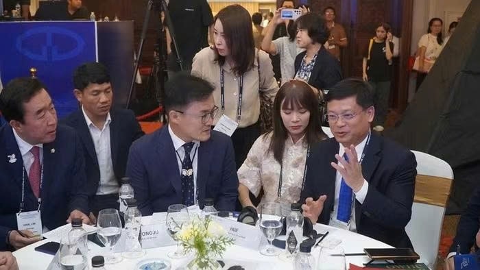 Các đại biểu thảo luận tại hội nghị
