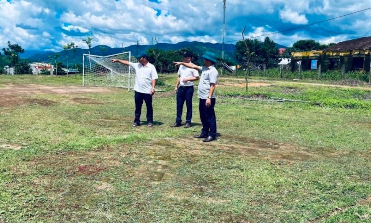 Sở GD&ĐT tỉnh Quảng Ngãi khảo sát địa điểm xây trường phổ thông nội trú tại các xã biên giới (Ảnh C.T.V)