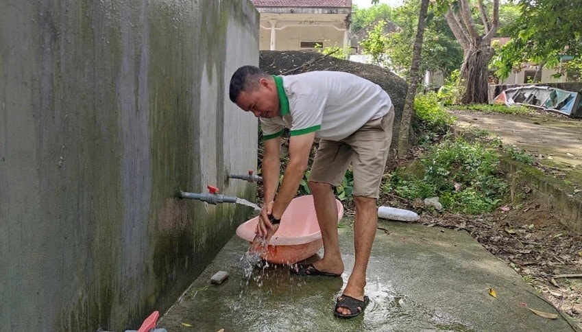 Người dân bản Khe Sơn, xã Tiên Đồng sử dụng nước tại bể chứa nước sinh hoạt tập trung