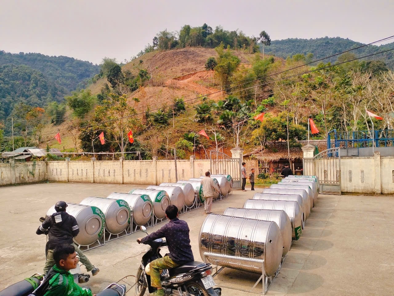 Bà con xã Yên Na được hỗ trợ téc nước theo nội dung nước sinh hoạt phân tán. 