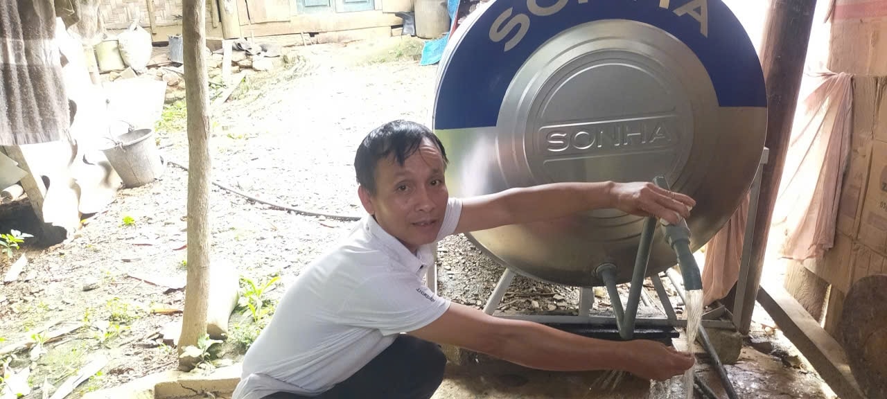Anh Vọng Văn Phay – Trú ở bản Na Loi, xã Na Loi cho hay: Có tẹc nước hỗ trợ, gia đình chủ động được nguồn nước sinh hoạt