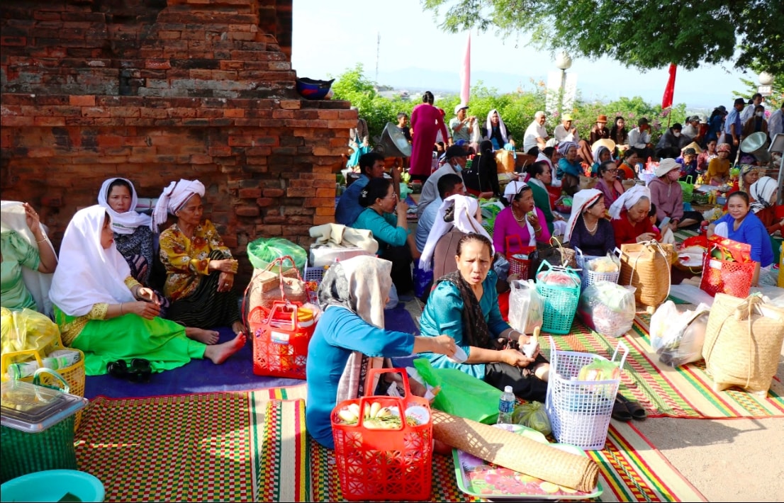 Lễ hội Katê là một trong những tín ngưỡng độc đáo của đồng bào Chăm Bàlamôn (Ảnh X.H) Lễ hội Katê là một trong những tín ngưỡng độc đáo của đồng bào Chăm Bàlamôn (Ảnh X.H)