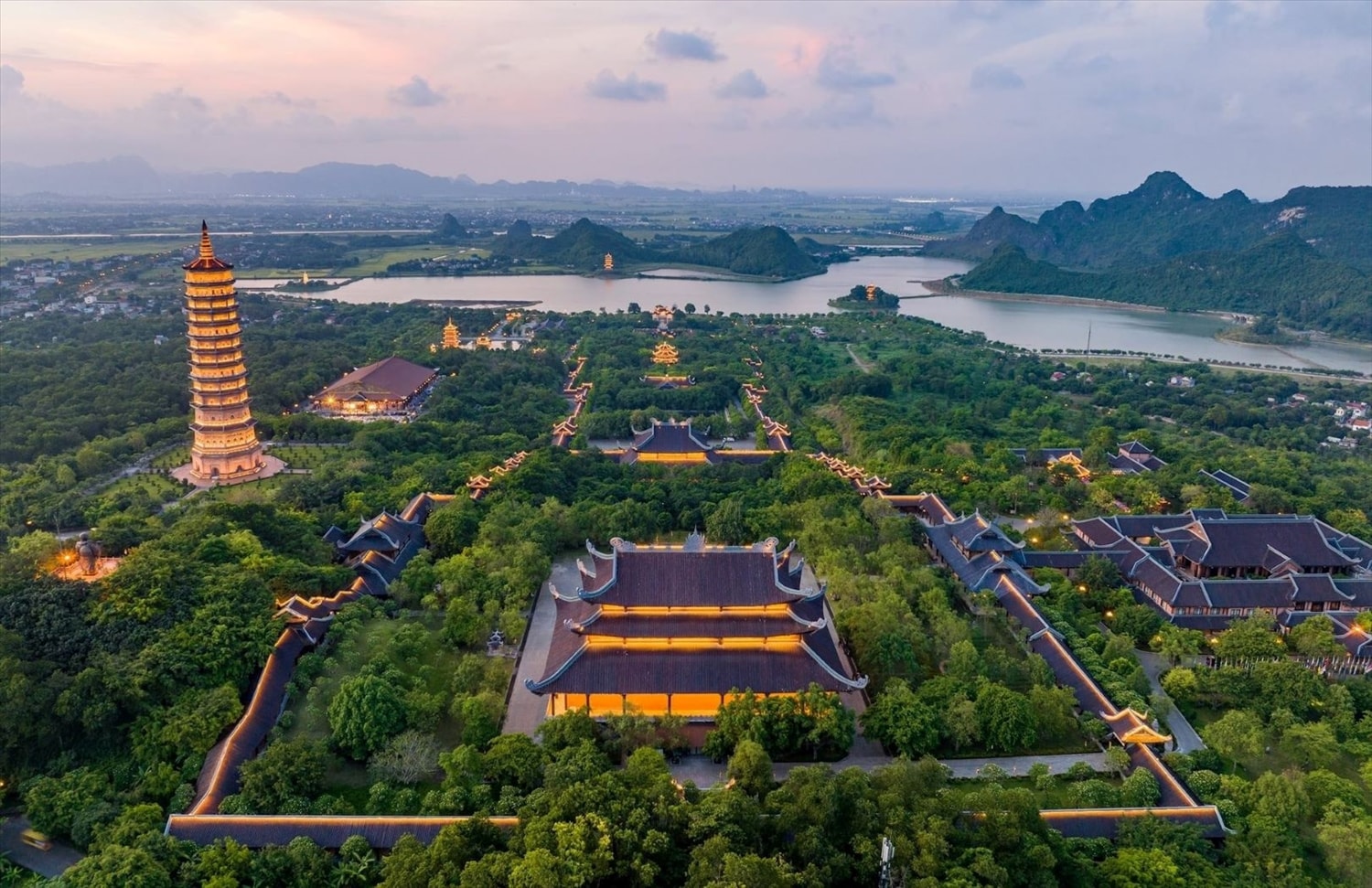 Chùa Bái Đính cũng vinh dự nhận giải thưởng “Travellers’ Choice - Điểm đến nổi bật 2025” cùng biểu tượng “tích xanh xác nhận uy tín” của TripAdvisor