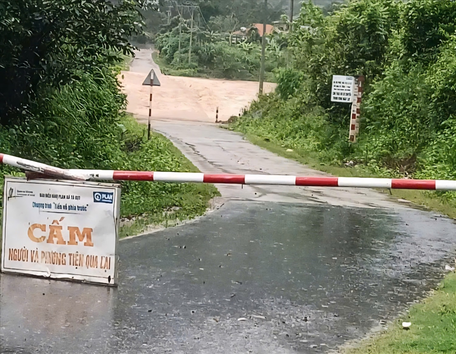 Tại cầu tràn Đá Đỏ, thôn Ra Lây, xã Đakrông (Quảng Trị), chính quyền địa phương đã lập barie để cấm người và phương tiện lưu thông (Ảnh: CSCC) 