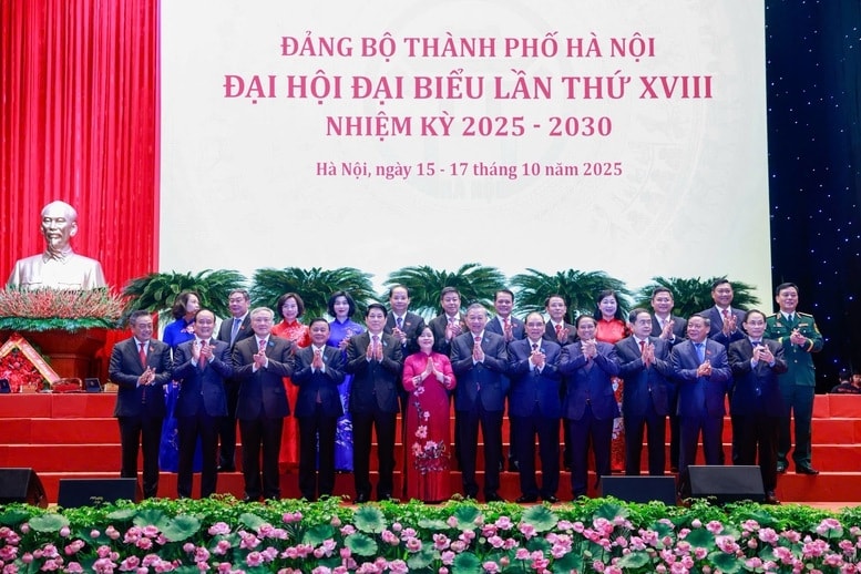 Các đồng chí lãnh đạo, nguyên lãnh đạo Đảng, Nhà nước chụp ảnh lưu niệm với lãnh đạo TP. Hà Nội - Ảnh: VGP/Nhật Bắc