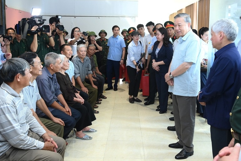 Tổng Bí thư Tô Lâm thăm hỏi, động viên nhân dân tỉnh Thái Nguyên bị thiệt hại do bão, lũ gây ra. (Ảnh: ĐĂNG KHOA)
