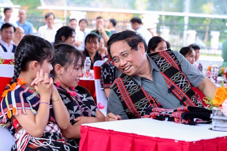 Thủ tướng Phạm Minh Chính và các học sinh dân tộc thôn Ahu, xã Tây Giang (Đà Nẵng) - Ảnh: VGP/Nhật Bắc