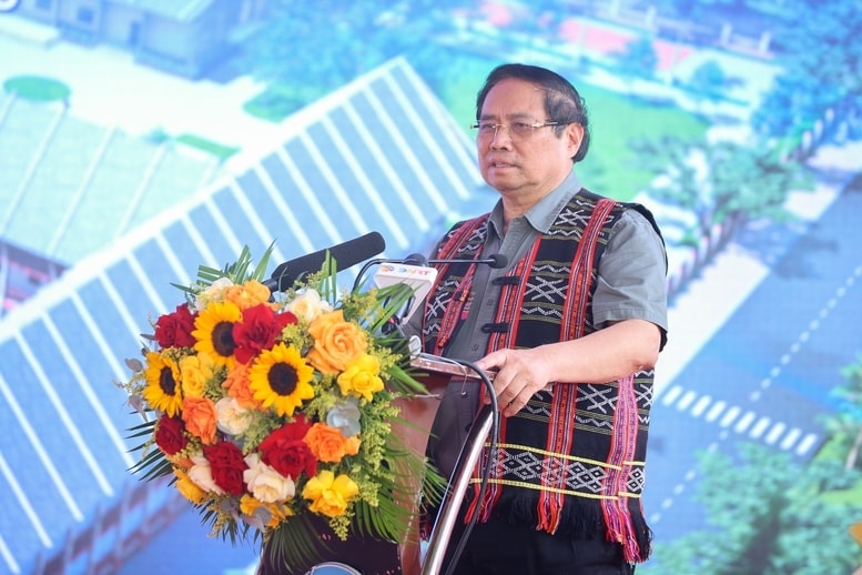 Thủ tướng Phạm Minh Chính phát biểu tại lễ khởi công dự án xây dựng trường phổ thông nội trú, bán trú tiểu học và trung học cơ sở Tây Giang - Ảnh: VGP/Nhật Bắc