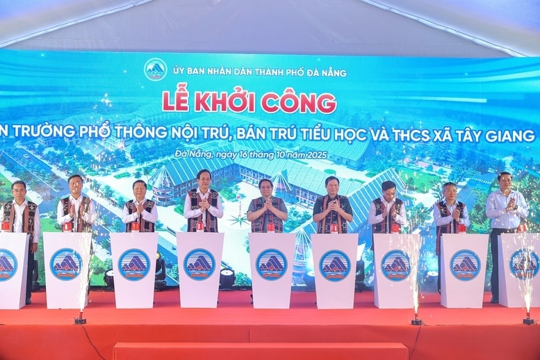 Thủ tướng Phạm Minh Chính và các đại biểu khởi công dự án Trường phổ thông nội trú, bán trú Tiểu học và Trung học cơ sở xã Tây Giang, thành phố Đà Nẵng - Ảnh: VGP/Nhật Bắc