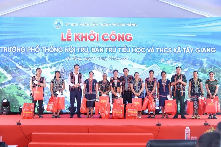 Thủ tướng Chính phủ Phạm Minh Chính và Bộ trưởng Bộ Dân tộc và Tôn giáo Đào Ngọc Dung trao quà tặng 10 gia đình đã có nhiều đóng góp trong việc triển khai dự án xây dựng trường - Ảnh: VGP/Nhật Bắc 