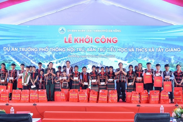 Thủ tướng Phạm Minh Chính và Bộ trưởng Bộ Dân tộc và Tôn giáo Đào Ngọc Dung, Đại tướng Nguyễn Tân Cương - Tổng Tham mưu trưởng Quân đội nhân dân Việt Nam, Thứ trưởng Bộ Quốc phòng tặng quà cho học sinh xã Tây Giang- Ảnh: VGP/Nhật Bắc 