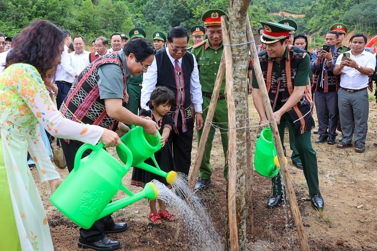 Thủ tướng Phạm Minh Chính trồng cây lưu niệm tại Trường phổ thông nội trú, bán trú Tiểu học và Trung học cơ sở xã Tây Giang, thành phố Đà Nẵng - Ảnh: VGP/Nhật Bắc
