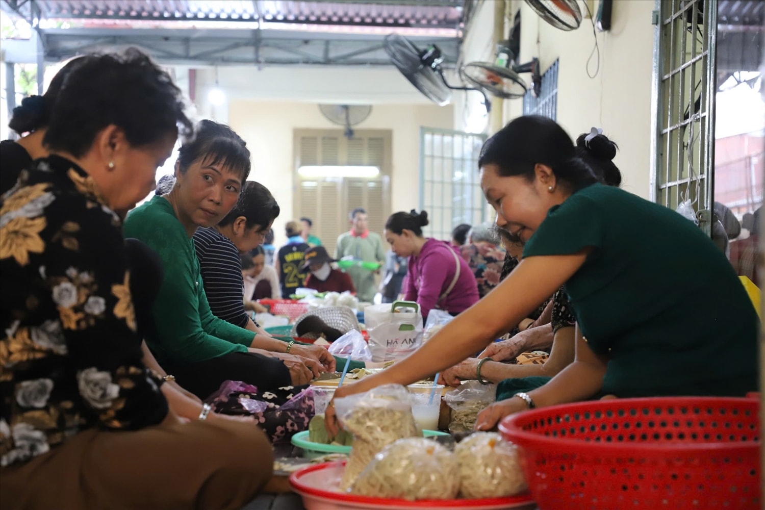 Các cô chú luôn tay luôn chân làm sạch rau củ để nấu đồ ăn chay