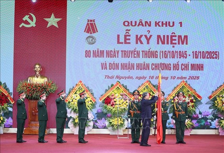 Tổng Bí thư Tô Lâm trao Huân chương Hồ Chí Minh tặng Quân khu 1 - Ảnh: TTXVN Tổng Bí thư Tô Lâm trao Huân chương Hồ Chí Minh tặng Quân khu 1 - Ảnh: TTXVN