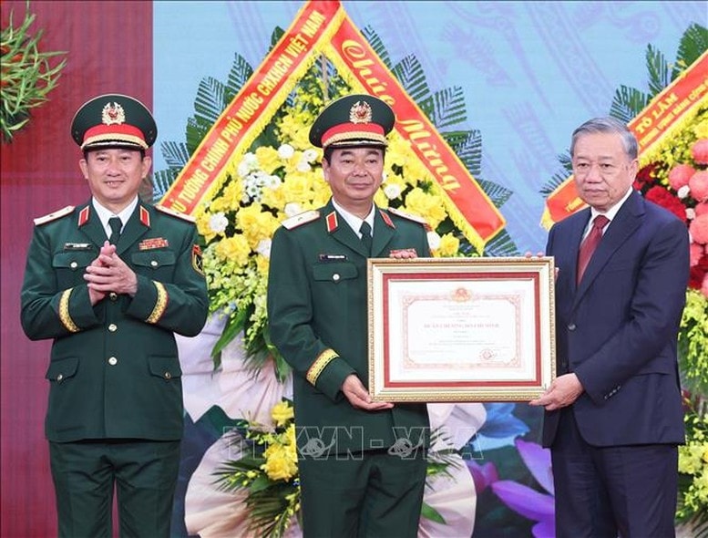 Tổng Bí thư Tô Lâm trao Huân chương Hồ Chí Minh tặng Quân khu 1 - Ảnh: TTXVN Tổng Bí thư Tô Lâm trao Huân chương Hồ Chí Minh tặng Quân khu 1 - Ảnh: TTXVN
