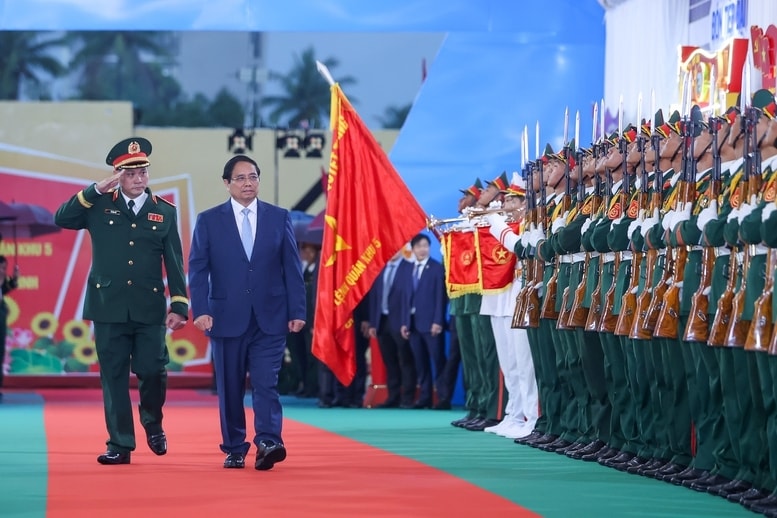 Thủ tướng Phạm Minh Chính dự Lễ kỷ niệm 80 năm Ngày truyền thống Lực lượng vũ trang Quân khu 5 - Ảnh: VGP/Nhật Bắc