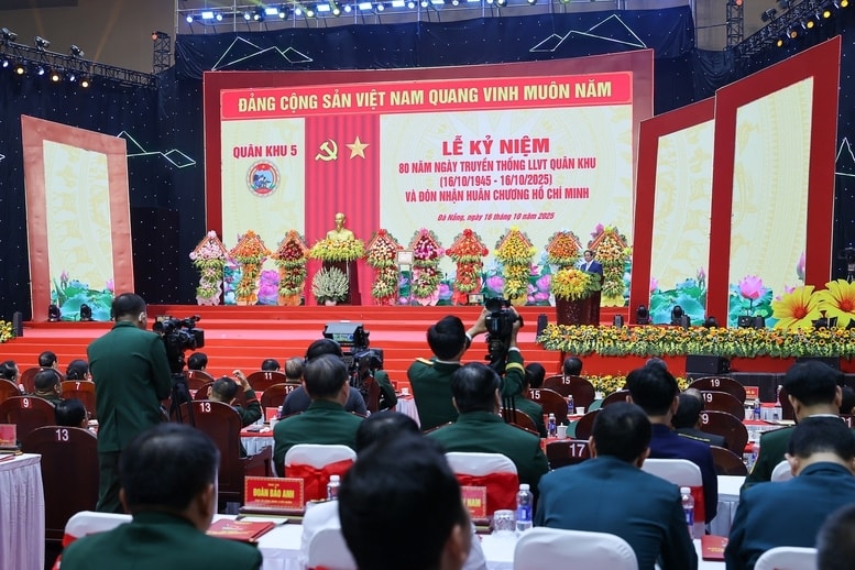 Thủ tướng Phạm Minh Chính khẳng định, trong suốt 80 năm chiến đấu, xây dựng và trưởng thành, lực lượng vũ trang Quân khu 5 luôn trung thành tuyệt đối với Đảng, với Tổ quốc, với nhân dân - Ảnh: VGP/Nhật Bắc