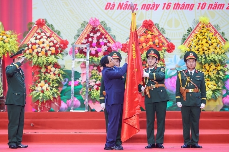 Thủ tướng Phạm Minh Chính gắn Huân chương Hồ Chí Minh lên Cờ truyền thống của Quân khu 5 - Ảnh: VGP/Nhật Bắc