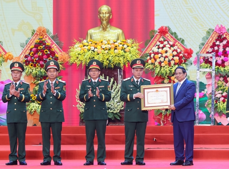 Thủ tướng Phạm Minh Chính trao Huân chương Hồ Chí Minh (lần thứ ba) cho Lực lượng vũ trang Quân khu 5 - Ảnh: VGP/Nhật Bắc