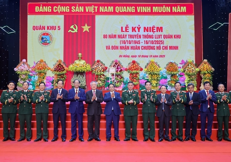 Thủ tướng, Phó Thủ tướng Thường trực Chính phủ Nguyễn Hòa Bình chụp ảnh cùng các đại biểu - Ảnh: VGP/Nhật Bắc